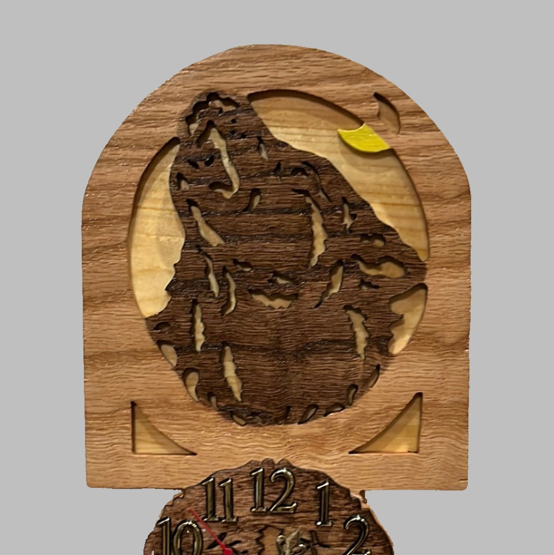 Wolf Howling Pendulum Clock
