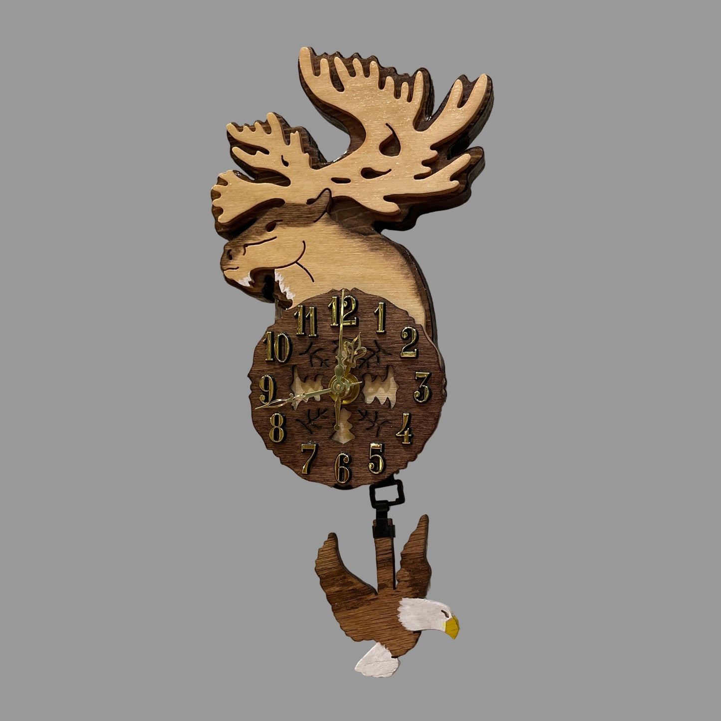 Wooden&nbsp;caribou pendulum clock,&nbsp;hand scroll sawed, with high quality quartz movements, designed for years of service. One AA battery included.